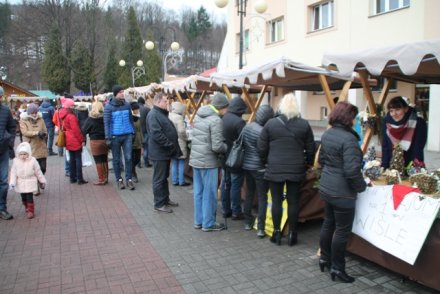 Uczestnicy Jarmarku Świątecznego przy stoiskach